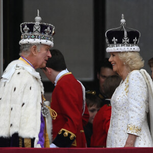 "Je ne vais pas trop m'approcher [du devant du balcon] sinon l'équipe de secours va devoir venir me sauver", aurait déclaré Charles III.
La famille royale britannique salue la foule sur le balcon du palais de Buckingham lors de la cérémonie de couronnement du roi d'Angleterre à Londres Le roi Charles III d'Angleterre et Camilla Parker Bowles, reine consort d'Angleterre - La famille royale britannique salue la foule sur le balcon du palais de Buckingham lors de la cérémonie de couronnement du roi d'Angleterre à Londres le 6 mai 2023. 