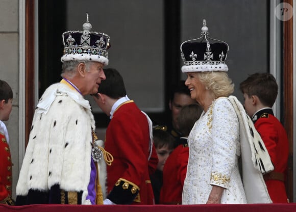 "Je ne vais pas trop m'approcher [du devant du balcon] sinon l'équipe de secours va devoir venir me sauver", aurait déclaré Charles III.
La famille royale britannique salue la foule sur le balcon du palais de Buckingham lors de la cérémonie de couronnement du roi d'Angleterre à Londres Le roi Charles III d'Angleterre et Camilla Parker Bowles, reine consort d'Angleterre - La famille royale britannique salue la foule sur le balcon du palais de Buckingham lors de la cérémonie de couronnement du roi d'Angleterre à Londres le 6 mai 2023. 