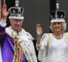 Mais voilà que certains ont pu observer un bref échange entre Charles III et son épouse. Selon Elisabeth Taunton, spécialisée dans la lecture labiale, le nouveau monarque aurait fait une petite blague à son épouse. 
La famille royale britannique salue la foule sur le balcon du palais de Buckingham lors de la cérémonie de couronnement du roi d'Angleterre à Londres Le roi Charles III d'Angleterre et Camilla Parker Bowles, reine consort d'Angleterre - La famille royale britannique salue la foule sur le balcon du palais de Buckingham lors de la cérémonie de couronnement du roi d'Angleterre à Londres le 6 mai 2023. 