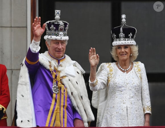 Mais voilà que certains ont pu observer un bref échange entre Charles III et son épouse. Selon Elisabeth Taunton, spécialisée dans la lecture labiale, le nouveau monarque aurait fait une petite blague à son épouse. 
La famille royale britannique salue la foule sur le balcon du palais de Buckingham lors de la cérémonie de couronnement du roi d'Angleterre à Londres Le roi Charles III d'Angleterre et Camilla Parker Bowles, reine consort d'Angleterre - La famille royale britannique salue la foule sur le balcon du palais de Buckingham lors de la cérémonie de couronnement du roi d'Angleterre à Londres le 6 mai 2023. 