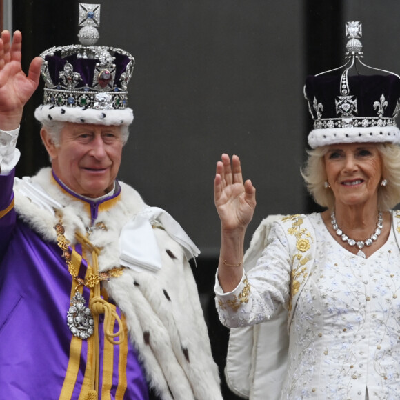 Mais voilà que certains ont pu observer un bref échange entre Charles III et son épouse. Selon Elisabeth Taunton, spécialisée dans la lecture labiale, le nouveau monarque aurait fait une petite blague à son épouse. 
La famille royale britannique salue la foule sur le balcon du palais de Buckingham lors de la cérémonie de couronnement du roi d'Angleterre à Londres Le roi Charles III d'Angleterre et Camilla Parker Bowles, reine consort d'Angleterre - La famille royale britannique salue la foule sur le balcon du palais de Buckingham lors de la cérémonie de couronnement du roi d'Angleterre à Londres le 6 mai 2023. 