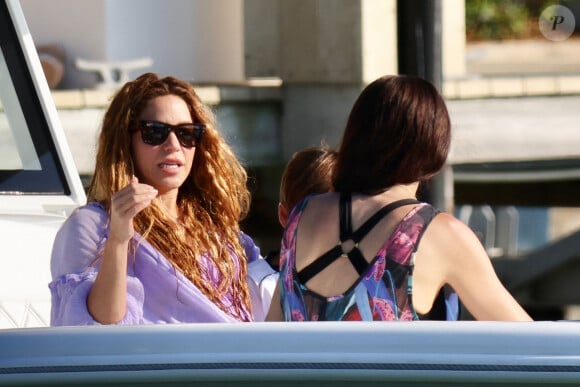 Shakira a décidé de s'installer à Miami, où s'est tenu le Grand Prix de Formule 1 le week-end dernier
 
Shakira fait une balade en bateau avec ses enfants et des amis à Miami le 10 mai 2023.
