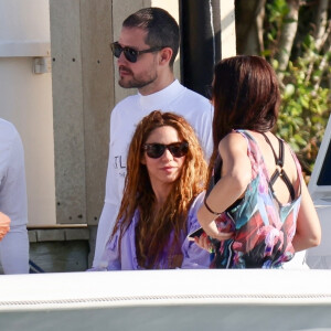 Quelques heures plus tard, ils se sont retrouvés pour passer du bon temps sur le yacht de Shakira
 
Shakira fait une balade en bateau avec ses enfants et des amis à Miami le 10 mai 2023.