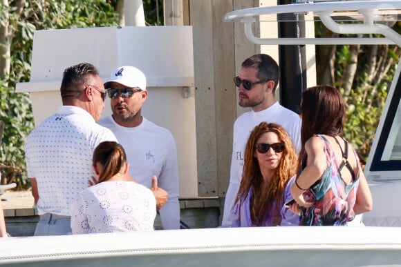 Quelques heures plus tard, ils se sont retrouvés pour passer du bon temps sur le yacht de Shakira
 
Shakira fait une balade en bateau avec ses enfants et des amis à Miami le 10 mai 2023.
