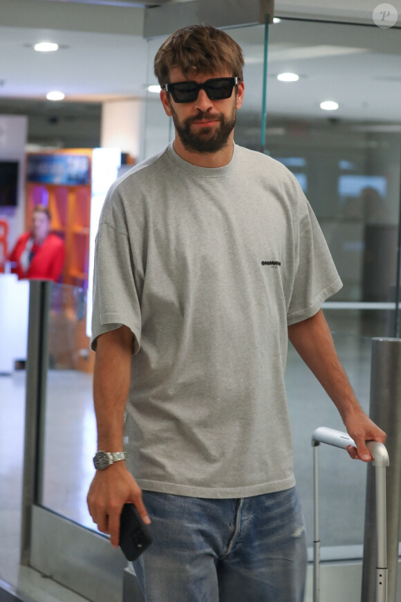 Exclusif - Gerard Pique arrive à l'aéroport de Miami, le 26 avril 2023.
