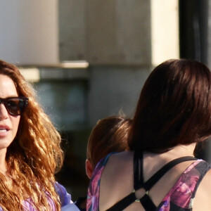 Shakira fait une balade en bateau avec ses enfants et des amis à Miami le 10 mai 2023.