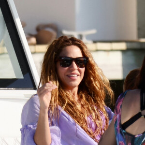Shakira fait une balade en bateau avec ses enfants et des amis à Miami le 10 mai 2023.
