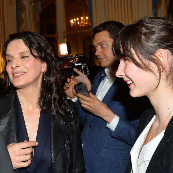 Exclusif - Juliette Binoche et sa fille Hannah Magimel - Juliette Binoche reçoit le "French Cinema Award Unifrance" au Ministère de la Culture à Paris, le 19 janvier 2018. © Veeren/Bestimage 
