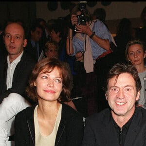 Daniel Auteuil et Marianne Denicourt - Défilé de mode Chanel collection pret-à-porter printemps été 2000 à Paris.