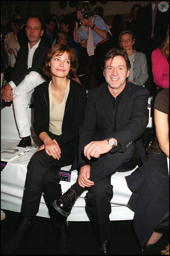 <p>Daniel Auteuil et Marianne Denicourt - Défilé de mode Chanel collection pret-à-porter printemps été 2000 à Paris.</p>