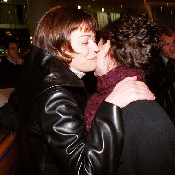 Marianne Denicourt, qui souffle sa cinquante-septième bougie ce dimanche, et Emmanuelle Béart ont été en couple avec la même star.
Marianne Denicourt et Emmanuelle Béart - Première du film "Mauvaise Passe", Paris.