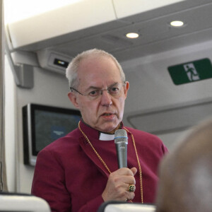 L'archevêque de Canterbury Justin Welby répond aux médias le 5 février 2023 dans l'avion qui le ramène à Rome après une visite au Congo et au Soudan du Sud.