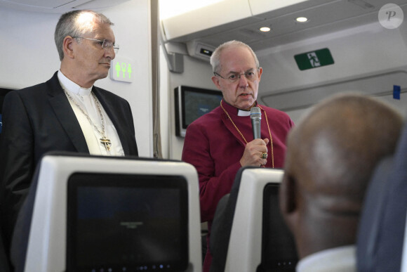 L'archevêque de Canterbury Justin Welby répond aux médias le 5 février 2023 dans l'avion qui le ramène à Rome après une visite au Congo et au Soudan du Sud.