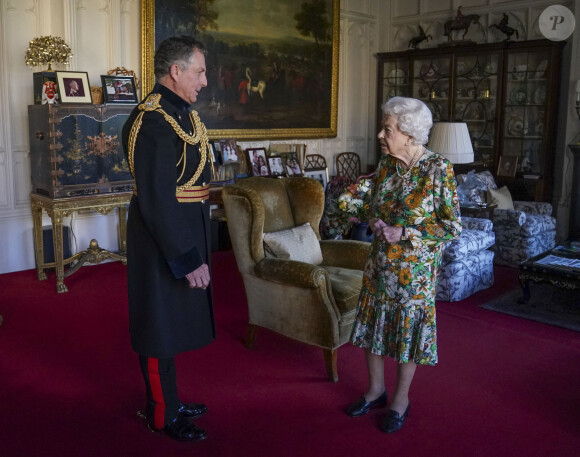 La reine Elizabeth II d'Angleterre en audience au château de Windsor avec Sir Nick Carter, Chef d'état-major de la Défense. Le 17 novembre 2021 