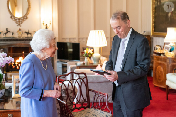 La reine Elizabeth II d'Angleterre remet à Thomas Trotter la Médaille de la Reine pour la musique lors d'une audience au château de Windsor, Royaume Uni, le 8 decembre 2021. 