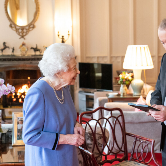 La reine Elizabeth II d'Angleterre remet à Thomas Trotter la Médaille de la Reine pour la musique lors d'une audience au château de Windsor, Royaume Uni, le 8 decembre 2021. 
