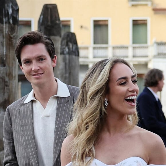 Chloe Stroll et son mari James Scotty se promènent en rejoignant leurs invités au lendemain de leur mariage à Venise, le 13 mai 2023. 