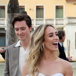Chloe Stroll et son mari James Scotty se promènent en rejoignant leurs invités au lendemain de leur mariage à Venise, le 13 mai 2023. 