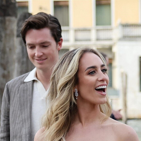 Chloe Stroll et son mari James Scotty se promènent en rejoignant leurs invités au lendemain de leur mariage à Venise, le 13 mai 2023. 