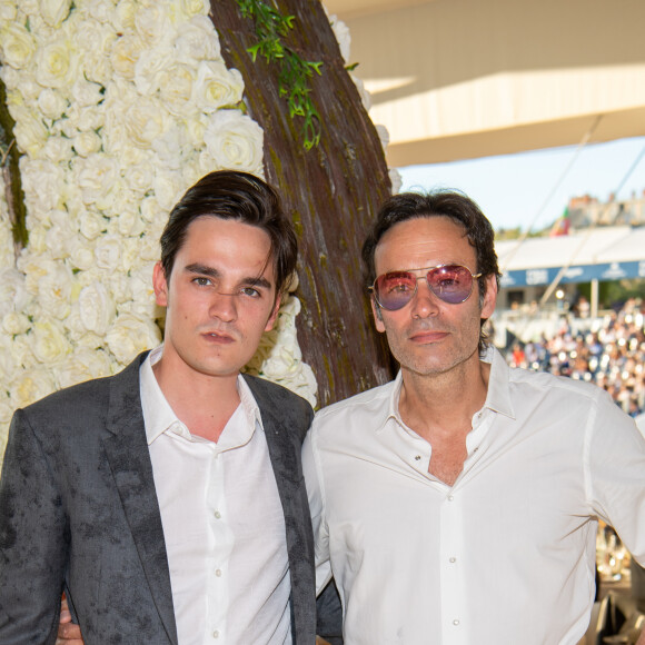 Comme son frère Anthony, il est désormais bien implanté dans le monde du cinéma.
Exclusif - Anthony Delon et son frère Alain-Fabien Delon - Longines Paris Eiffel Jumping au Champ de Mars à Paris, France, le 5 juillet 2019. © Luc Castel/Bestimage 