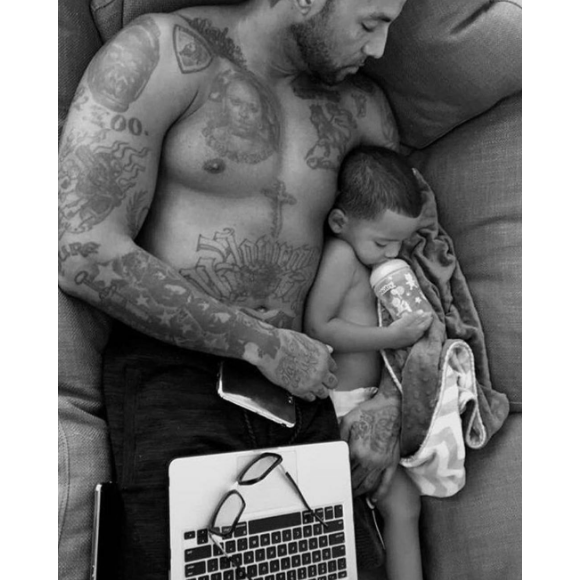 Booba en pleine sieste avec son fils Omar. Janvier 2017.