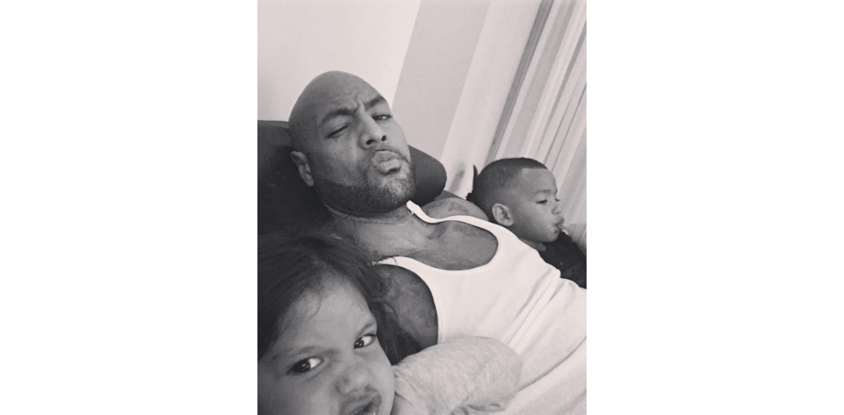 Photo : Booba avec son fils Omar, sur Instagram. Octobre 2016. - Purepeople
