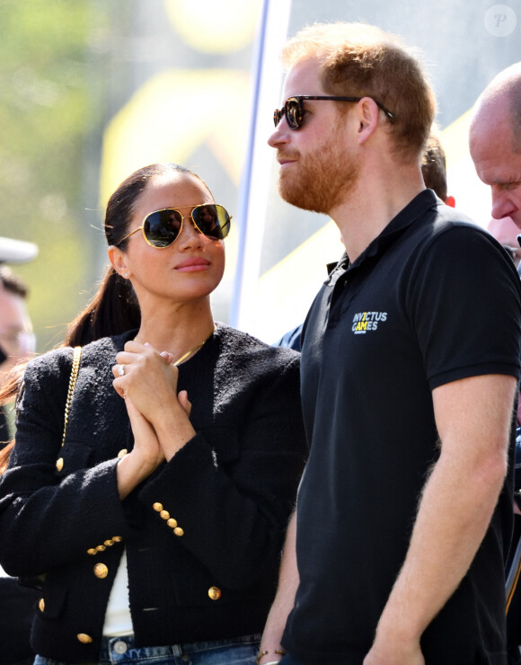 Le prince Harry et Meghan Markle lors du "Land Rover Challenge" au premier jour des Invictus Games 2020 à La Haye, le 16 avril 2022.