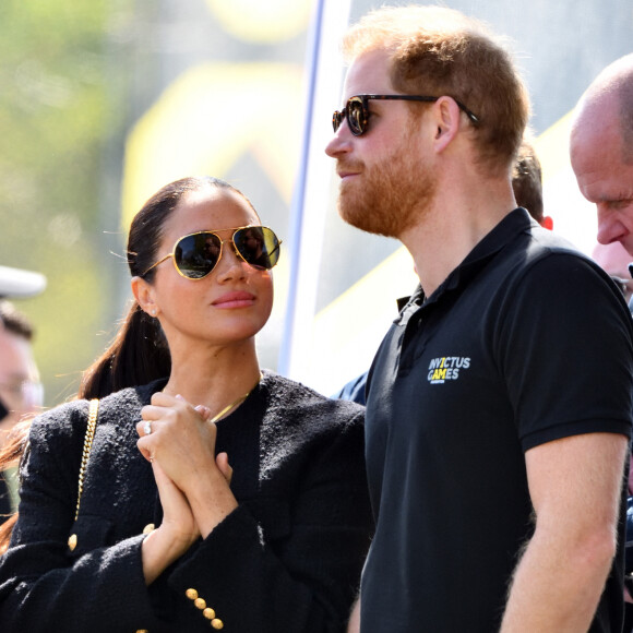 Le prince Harry et Meghan Markle lors du "Land Rover Challenge" au premier jour des Invictus Games 2020 à La Haye, le 16 avril 2022.