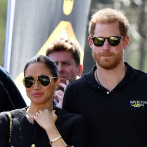 Le prince Harry et Meghan Markle lors du "Land Rover Challenge" au premier jour des Invictus Games 2020 à La Haye, le 16 avril 2022.