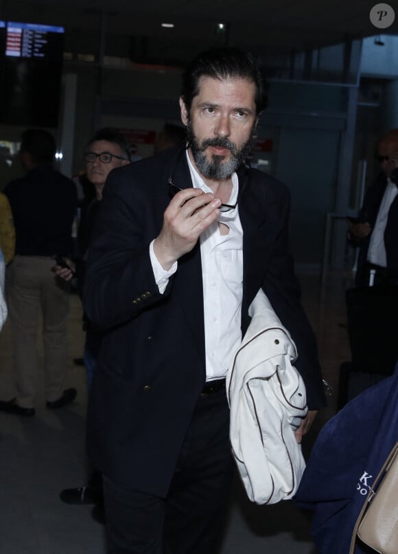 Melvil Poupaud est également bien arrivé à Nice. 
Melvil Poupaud - Les célébrités arrivent à l'aéroport de Nice lors du 75ème Festival International du Film de Cannes, à Nice, France, le 16 mai 2023. © Denis Guignebourg/Bestimage 