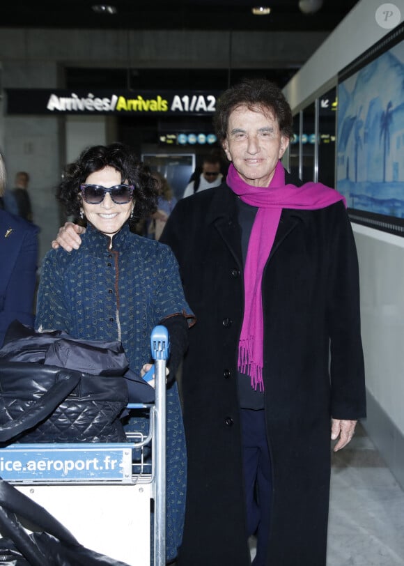 Jack Lang et sa femme Monique - Les célébrités arrivent à l'aéroport de Nice lors du 75ème Festival International du Film de Cannes, à Nice, France, le 16 mai 2023. © Denis Guignebourg/Bestimage 