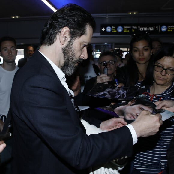 Celui qui joue dans Jeanne du Barry a tenu à remercier ses fans en signant quelques autographes.
Melvil Poupaud - Les célébrités arrivent à l'aéroport de Nice lors du 75ème Festival International du Film de Cannes, à Nice, France, le 16 mai 2023. © Denis Guignebourg/Bestimage 