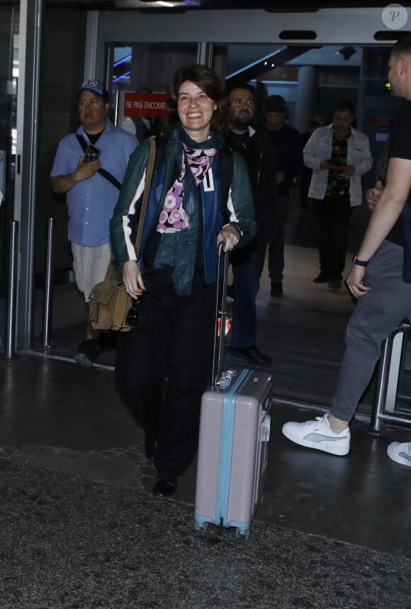 Irène Jacob - Les célébrités arrivent à l'aéroport de Nice lors du 75ème Festival International du Film de Cannes, à Nice, France, le 16 mai 2023. © Denis Guignebourg/Bestimage 