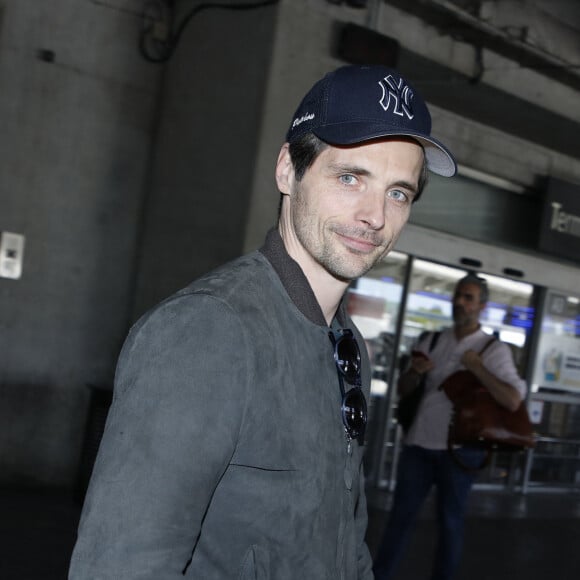 Raphaël Personnaz - Les célébrités arrivent à l'aéroport de Nice lors du 75ème Festival International du Film de Cannes, à Nice, France, le 16 mai 2023. © Denis Guignebourg/Bestimage 