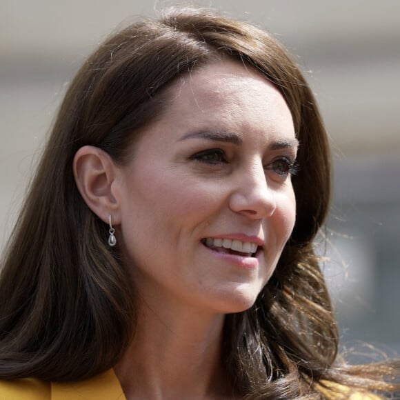 Kate Middleton est bel et bien prête pour la période estivale. 
Catherine (Kate) Middleton, princesse de Galles, lors d'une visite au centre communautaire Percy à Bath. Cette visite a pour but de rencontrer les jeunes soutenus par l'organisme de bienfaisance, "Dame Kelly Holmes Trust Youth Development". 