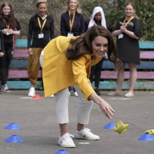 En effet, elle a choisi de porter un blazer jaune vif, de la marque LK Bennett, vendu 359 livres.
Catherine (Kate) Middleton, princesse de Galles, lors d'une visite au centre communautaire Percy à Bath, le 16 mai 2023. Cette visite a pour but de rencontrer les jeunes soutenus par l'organisme de bienfaisance, "Dame Kelly Holmes Trust Youth Development". 