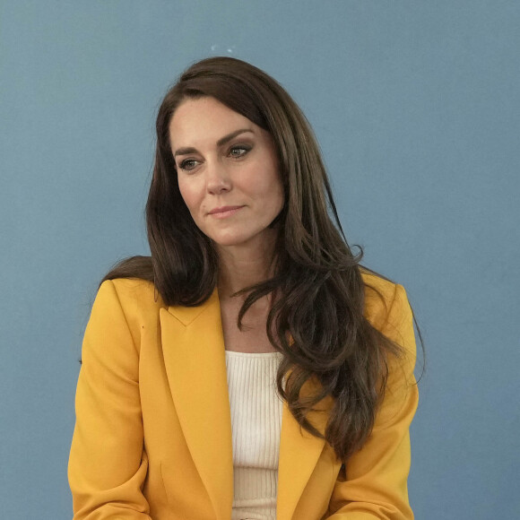 Après avoir honoré le roi Charles III lors de son couronnement, la princesse de Galles a repris le cours de ses obligations et s'est rendue ce mardi 16 mai 2023 au sein de l'organisation Dame Kelly Holmes Trust à Bath pour rencontrer des jeunes soutenus par l'association.
Catherine (Kate) Middleton, princesse de Galles, lors d'une visite au centre communautaire Percy à Bath, le 16 mai 2023. Cette visite a pour but de rencontrer les jeunes soutenus par l'organisme de bienfaisance, "Dame Kelly Holmes Trust Youth Development". 