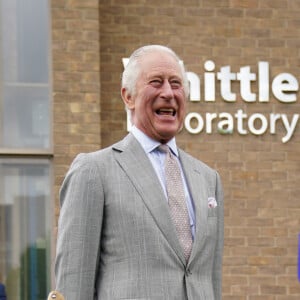 Le roi Charles III d'Angleterre inaugure le nouveau laboratoire Whittle à Cambridge, le 9 mai 2023. Lors de cette visite, le souverain, couronné trois jours auparavant, rencontre des universitaires, des dirigeants de l'aviation et découvre les locaux. 