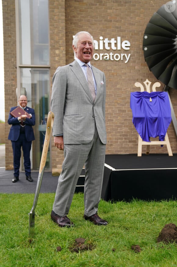 Le roi Charles III d'Angleterre inaugure le nouveau laboratoire Whittle à Cambridge, le 9 mai 2023. Lors de cette visite, le souverain, couronné trois jours auparavant, rencontre des universitaires, des dirigeants de l'aviation et découvre les locaux. 