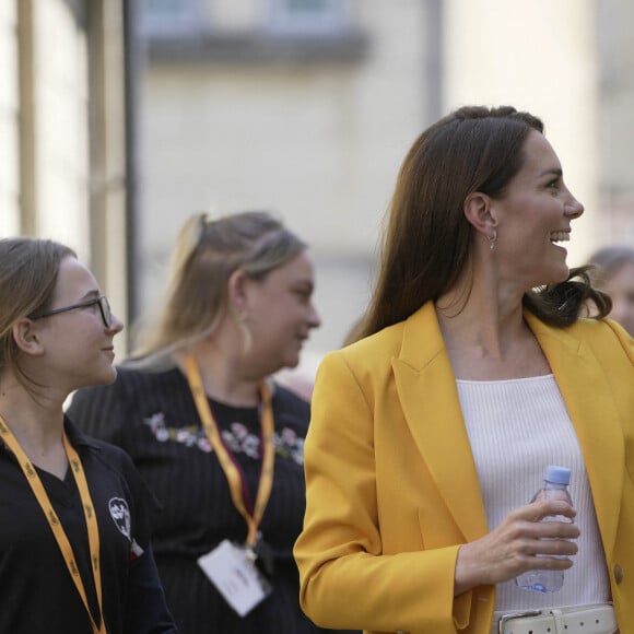 L'épouse du prince William a assorti cette jolie pièce à un t-shirt blanc et un patalon immaculé. 
Catherine (Kate) Middleton, princesse de Galles, lors d'une visite au centre communautaire Percy à Bath, le 16 mai 2023. Cette visite a pour but de rencontrer les jeunes soutenus par l'organisme de bienfaisance, "Dame Kelly Holmes Trust Youth Development". 