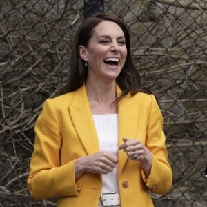 Aux pieds, Kate Middleton portait des baskets Veja vendus 120 livres. Une tenue qui respire le soleil et les jours à rallonge !
Catherine (Kate) Middleton, princesse de Galles, lors d'une visite au centre communautaire Percy à Bath, le 16 mai 2023. Cette visite a pour but de rencontrer les jeunes soutenus par l'organisme de bienfaisance, "Dame Kelly Holmes Trust Youth Development". 