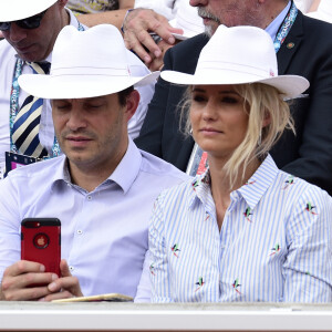 En effet, dans une publication Instagram, la belle blonde a révélé que son mari avait été hospitalisé.
Elodie Gossuin et son mari Bertrand Lacherie dans les tribunes lors des internationaux de tennis de Roland Garros à Paris, France, le 4 juin 2019. © Jean-Baptiste Autissier/Panoramic/Bestimage 