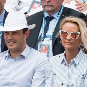 En espérant que tout rentre dans l'ordre pour le couple.
Elodie Gossuin et son mari Bertrand Lacherie dans les tribunes lors des internationaux de tennis de Roland Garros à Paris, France, le 4 juin 2019. © Jacovides-Moreau/Bestimage 