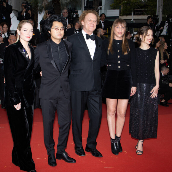 A noter qu'elle était présente ce mercredi en tant que jurée de la catégorie "Un Certain Regard", qui met souvent à l'honneur des noms un peu moins connus, parfois même des talents émergents
Emilie Dequenne, Davy Chou, John C. Reilly, Alice Winocour, Paula Beer (Jury Un certain regard) - Montée des marches du film " Kaibutsu (Monster) " lors du 76ème Festival International du Film de Cannes, au Palais des Festivals à Cannes. Le 17 mai 2023 © Jacovides-Moreau / Bestimage 