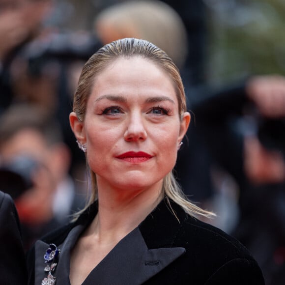Charlotte Casiraghi, Laura Smet, Johnny Depp... Du beau monde était présent mardi soir pour l'ouverture du Festival de Cannes. Y compris l'actrice Belge Émilie Dequenne, qui avait opté pour une jupe longue noire et un haut gris, composé de perles.
Emilie Dequenne - Montée des marches du film " Kaibutsu (Monster) " lors du Festival International du Film de Cannes, au Palais des Festivals à Cannes. © Olivier Borde / Bestimage 