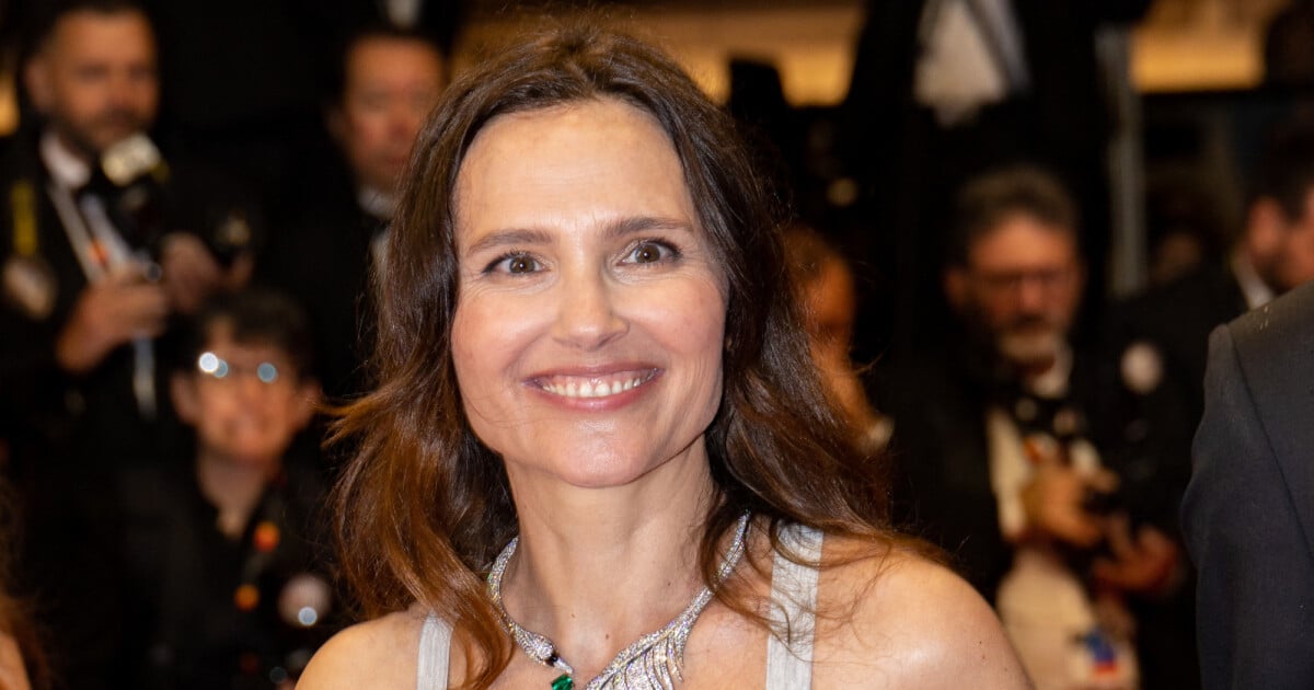 Virginie Ledoyen En Débardeur Très Décolleté Naturelle Et Lumineuse Malgré La Polémique à 