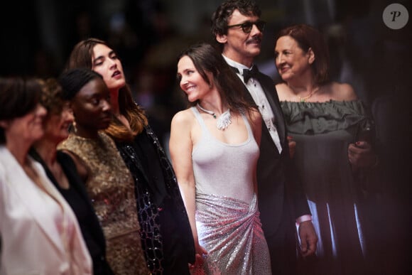 Pour ce red carpet, Virginie Ledoyen a misé pour un look lumineux mais aussi très naturel
Virginie Ledoyen, Cédric Appietto et Marie Ange Geromini - Montée des marches du film « Le retour (Homecoming) » lors du 76ème Festival International du Film de Cannes, au Palais des Festivals à Cannes. Le 17 mai 2023 © Jacovides-Moreau / Bestimage