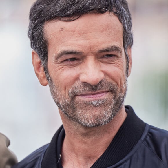Romain Duris, quant à lui, était élégant mais plus décontracté que sur le tapis rouge.
Romain Duris au photocall de "Le règne animal" lors du 76ème Festival International du Film de Cannes, le 18 mai 2023. © Jacovides/Moreau/Bestimage 