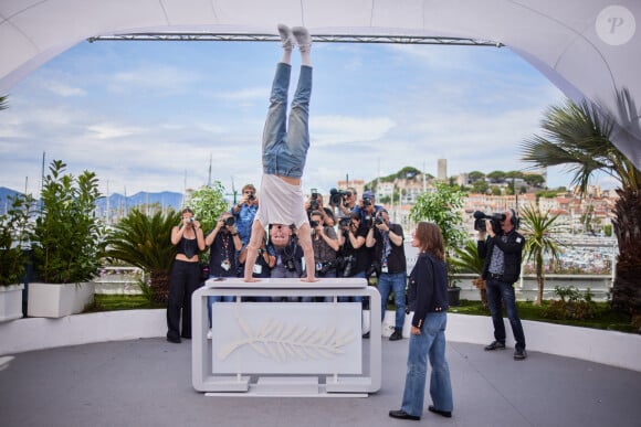 Tom Mercier joue les acrobates sous le regard de Billie Blain au photocall de "Le règne animal" lors du 76ème Festival International du Film de Cannes, le 18 mai 2023. © Jacovides/Moreau/Bestimage 