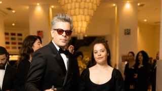 Cannes 2023 : Benjamin Biolay et sa fille Anna, son portrait craché, glamour et complices face à Iris Mittenaere resplendissante
